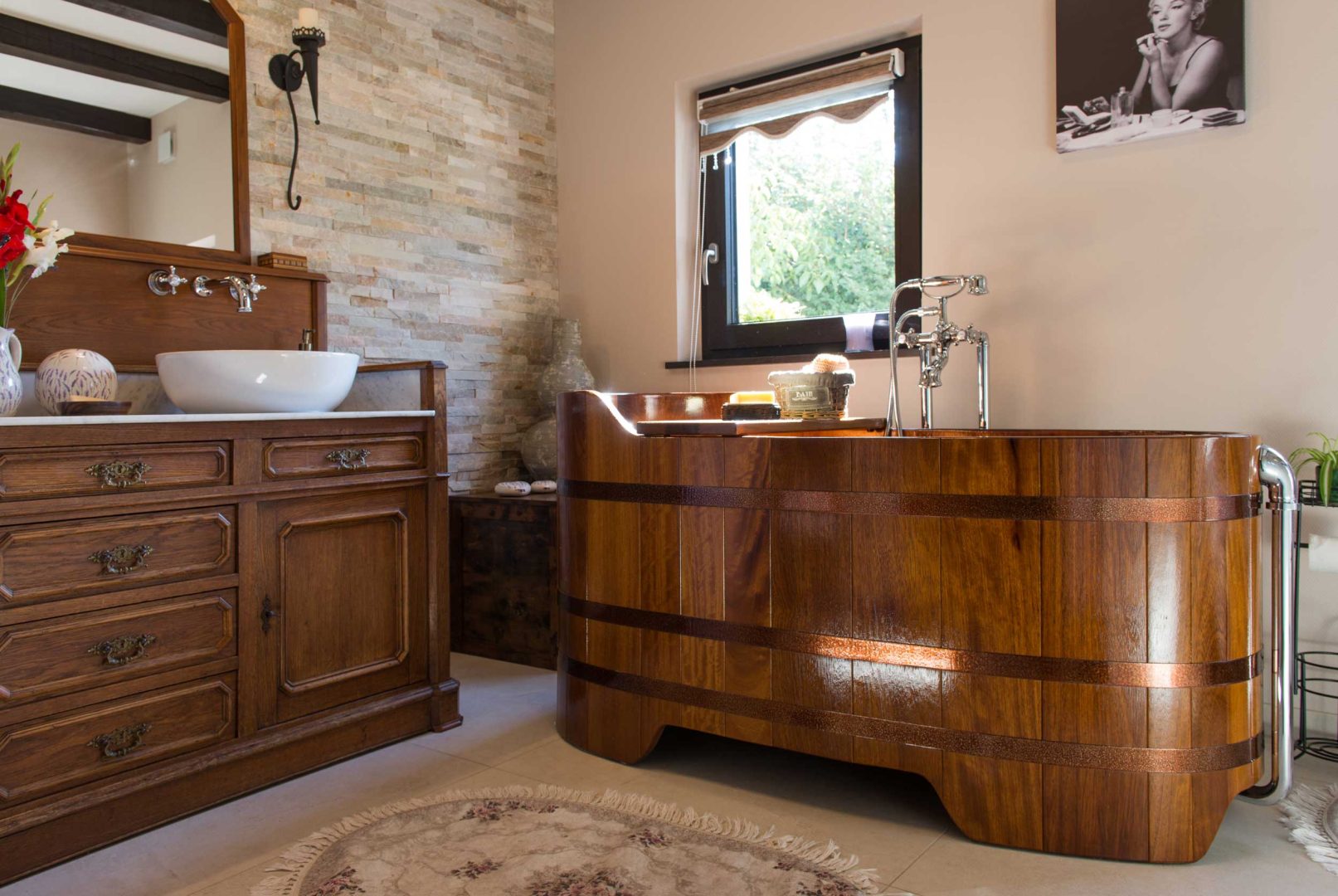 Salle de bain rétro & vintage avec baignoire en bois